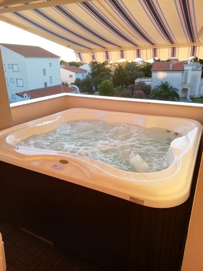 Apartment Electro With Jacuzzi Novalja Exteriör bild