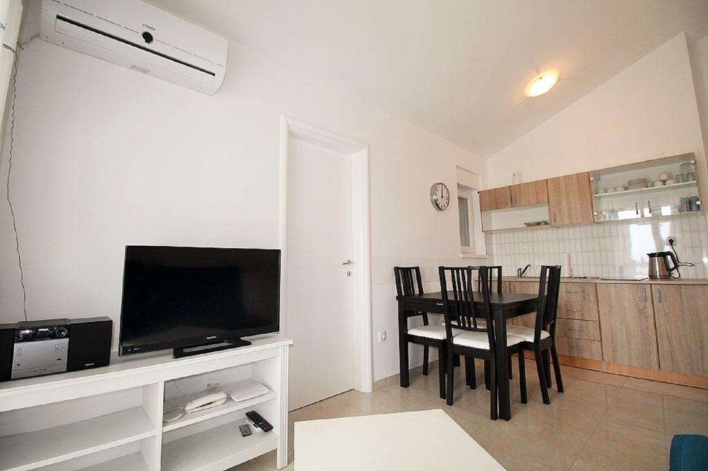 Apartment Electro With Jacuzzi Novalja Exteriör bild
